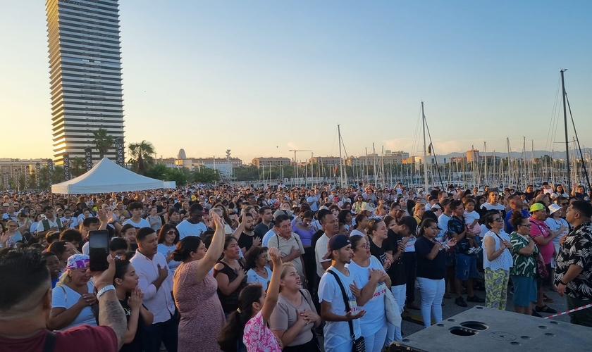 Participantes do evento evangelístico em Barcelona. (Foto: Reprodução/Facebook/Protestante Digital)