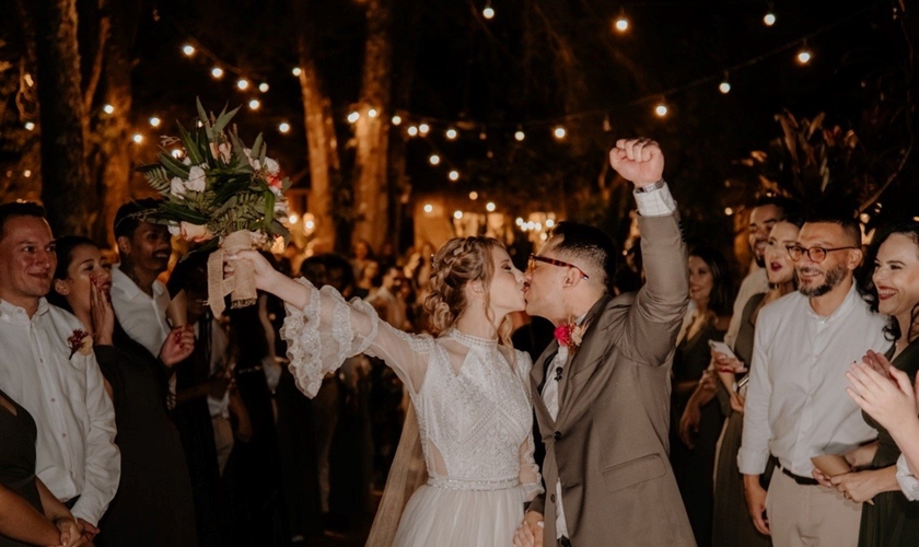 Matheus e Camila se casaram virgens e deram o primeiro beijo no altar. (Foto: Chocolatte).