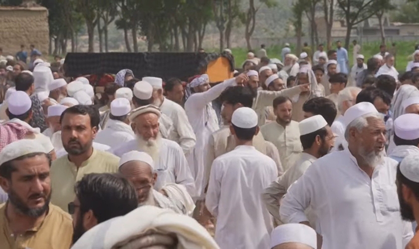 Funeral após o atentado de domingo. (Foto: Captura de tela/YouTube/UOL)