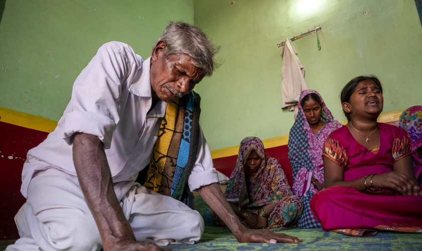 Um homem indiano ora durante um culto cristão em Bangalore, na Índia. (Foto ilustrativa: IMB)