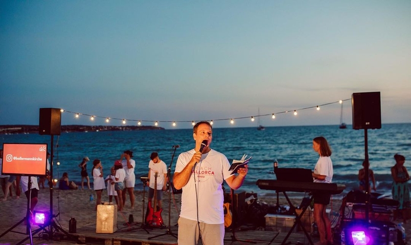 Evento evangelístico na Espanha. (Foto: Reprodução/Instagram/Reach Mallorca)