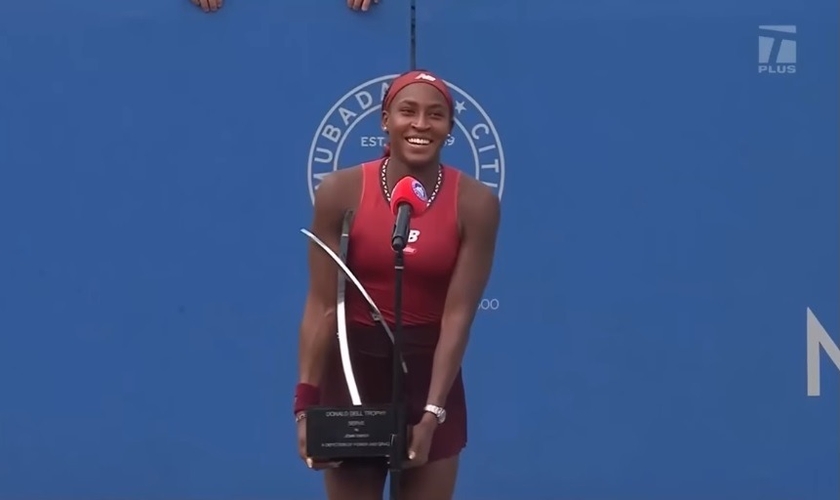 Coco Gauff com o prêmio da vitória. (Foto: Reprodução/YouTube/Sport Girls)