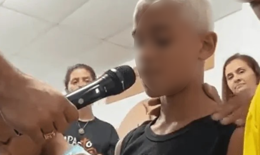 Thiago Menezes Flausino, de 13 anos, foi atingido por cinco tiros na Cidade de Deus. (Foto: Reprodução/Twitter/Favela Caiu no Face).