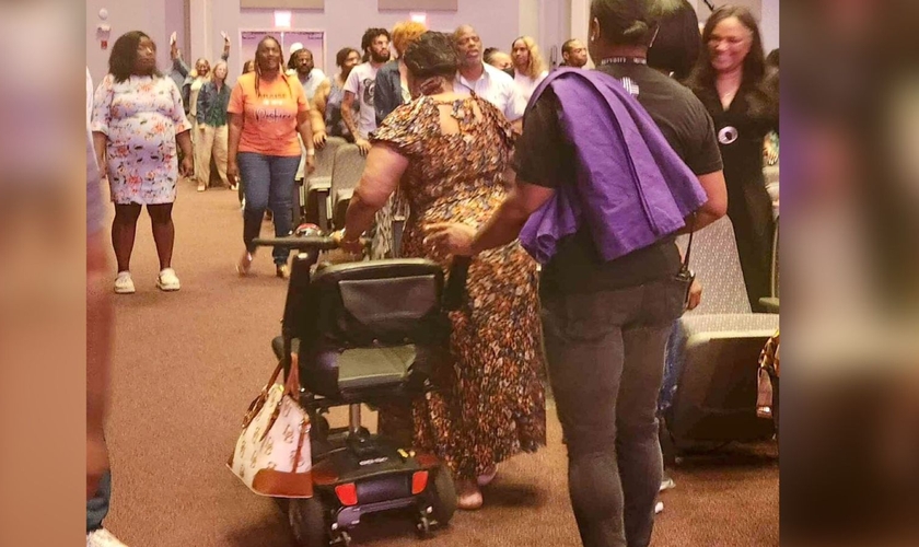 A mulher saiu do culto empurrando sua scooter. (Foto: Reprodução/Facebook/Demontae Edmonds)