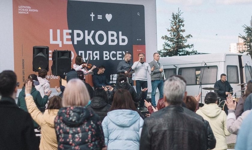 Membros da Igreja Nova Vida em Minsk se reúnem no estacionamento para culto. (Foto: Facebook/Igreja Nova Vida)