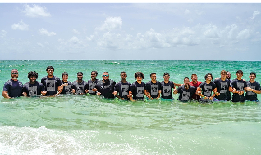 Atletas após batismo na praia de Boca Grande, no Golfo do México. (Foto: Facebook/Rusty Russell)
