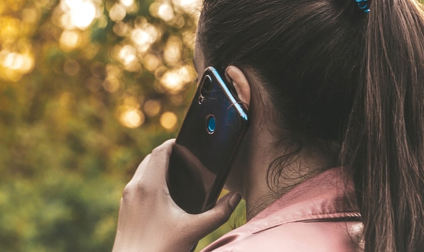 Mulher falando ao telefone. (Foto: Imagem ilustrativa/Flickr/Marco Verch Professional Photographer).