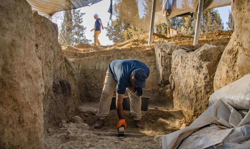 Descoberta do antigo portão em Tel Erani. (Foto: Yoli Schwartz/Autoridade de Antiguidades de Israel)