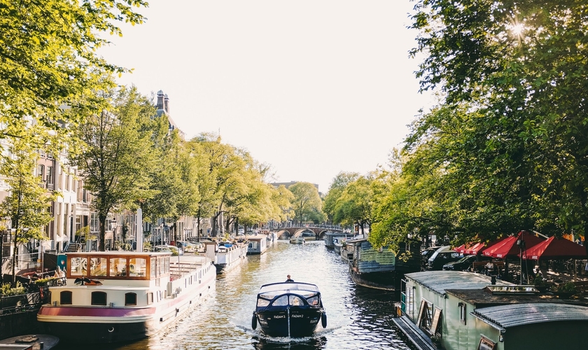 Canal de Amsterdã. (Foto: Imagem ilustrativa/Unsplash/Adrien Olichon).