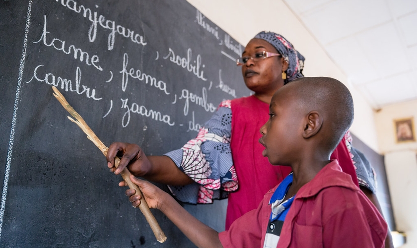 Professora e aluno na África. (Foto: Ilustração/Flickr/Global Partnership for Education - GPE)