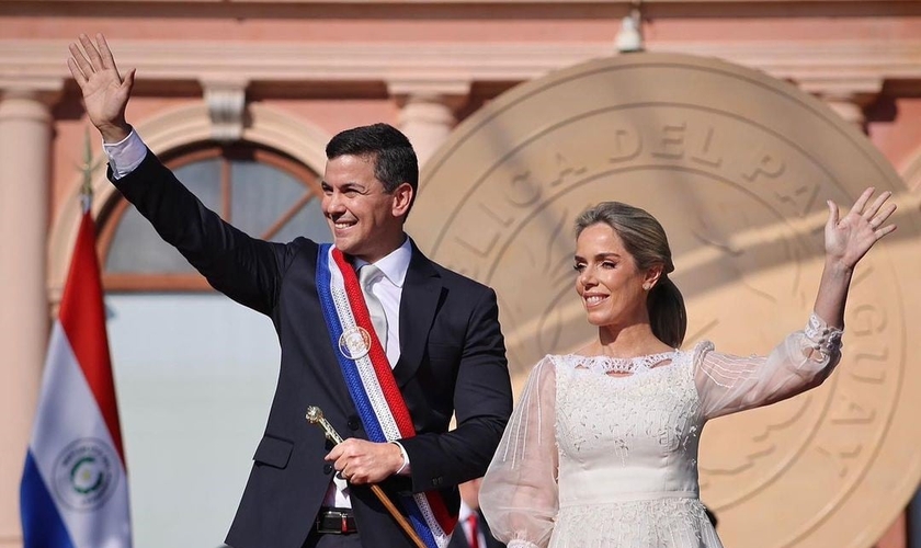 Ao lado da primeira-dama, Santiago Peña cumprimenta o público presente à cerimônia de posse, em Assunção. (Foto: Instagram/Santipenapy)