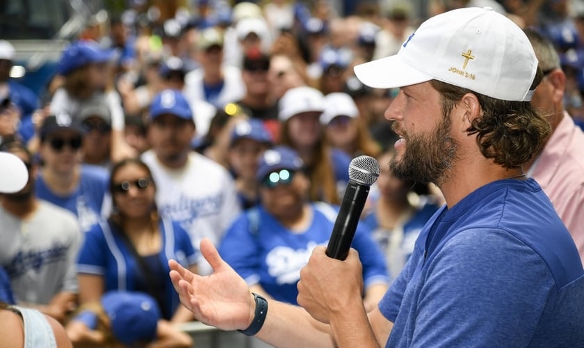 O arremessador do Los Angeles Dodgers, Clayton Kershaw, fala durante o Dia da Fé Cristã e da Família do time. (Foto de Jon SooHoo, Los Angeles Dodgers)