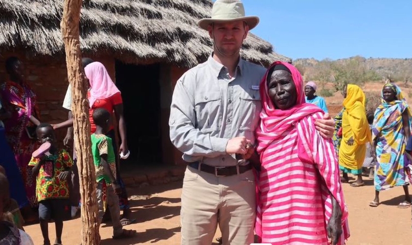 Pastor Ben Cohen com africanos. (Foto: Reprodução/IMB)