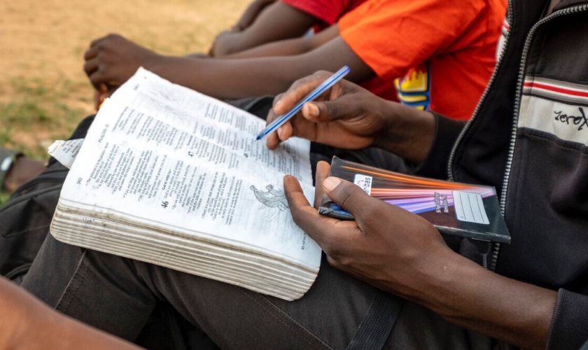 A igreja permanece em fé. (Foto: Ilustrativa/IMB)