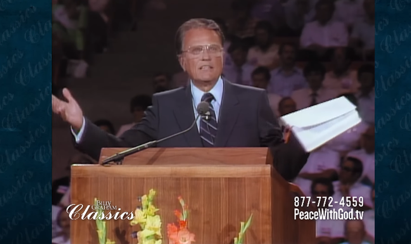 Billy Graham pregando. (Foto: Reprodução/YouTube/Billy Graham Evangelistic Association).