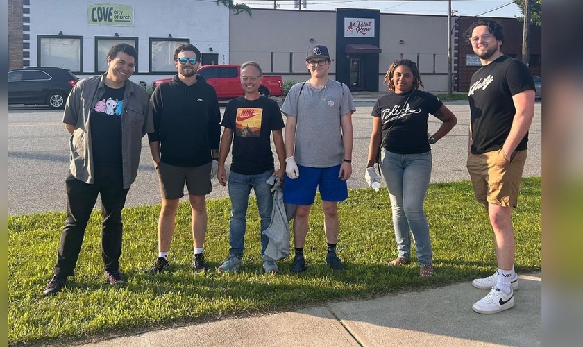 O pastor Josh e cristãos em frente à igreja. (Foto: Instagram/Cove City Church)