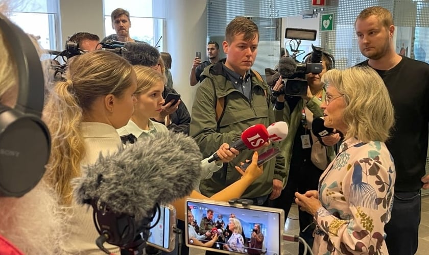 Päivi Räsänen conversa com a imprensa após o primeiro dia de seu julgamento. (Foto: ADF Internacional)