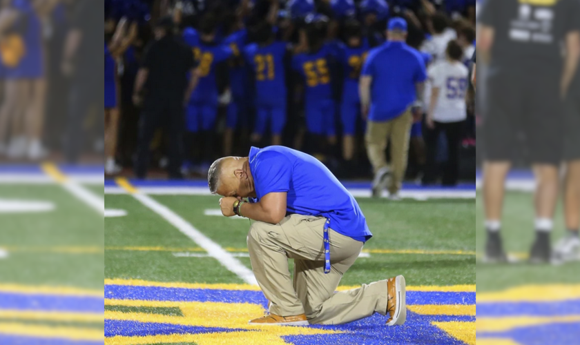 Joe Kennedy ora após último jogo como treinador do Bremerton. (Captura de tela/USA Today)