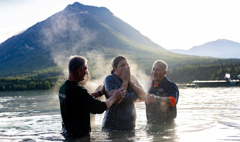 Casais se batizaram no Lago Clark. (Foto: Instagram/Franklin Graham).