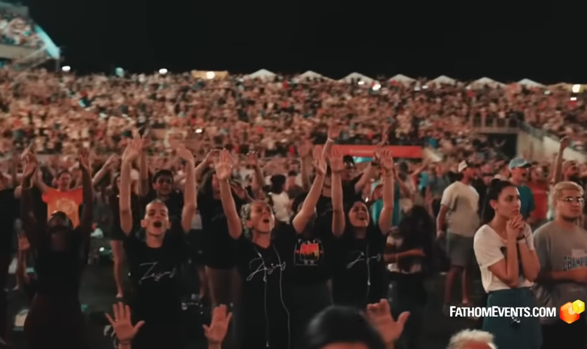 Milhares se entregam a Jesus e se batizam em estádio. (Captura de tela/YouTube/Mike Signorelli)