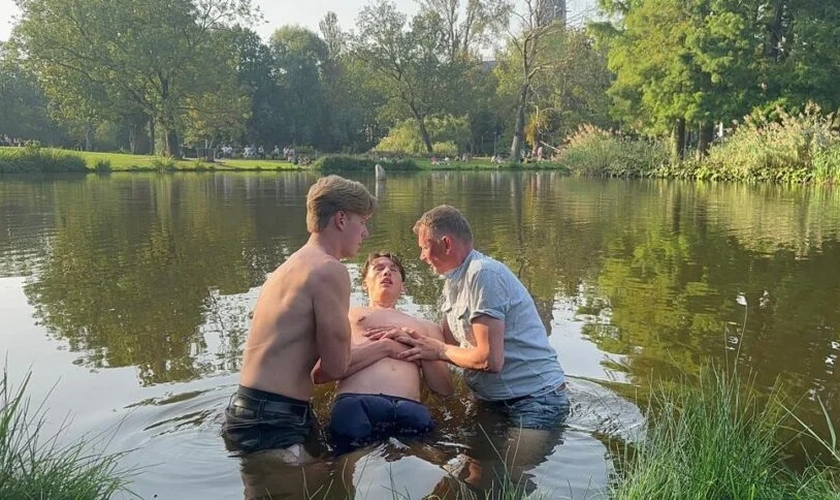 O jovem foi liberto do vício e se arrependeu de seus pecados. (Foto: Revive).