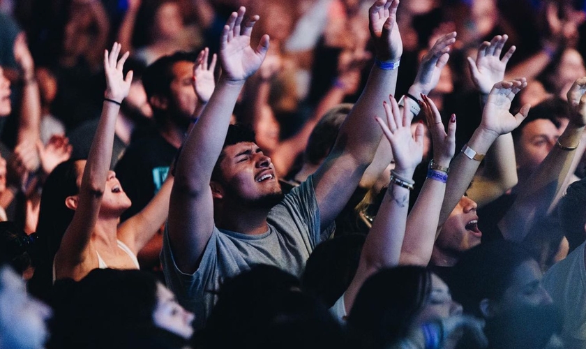 O culto jovem em LA. (Foto: Facebook/Gen Z For Jesus)