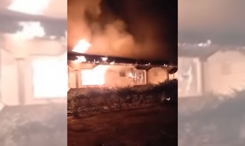 Igreja incendiada na Nigéria. (Captura de tela/Instagram Portas Abertas Brasil)