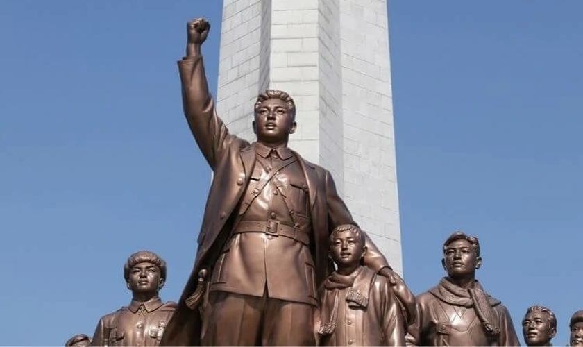 Os membros da família Kim são retratados como deuses à população. (Foto: Portas Abertas)