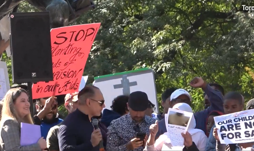 Manifestações contra a ideologia de gênero nas escolas canadenses. (Captura de tela/The Canadian Press News)