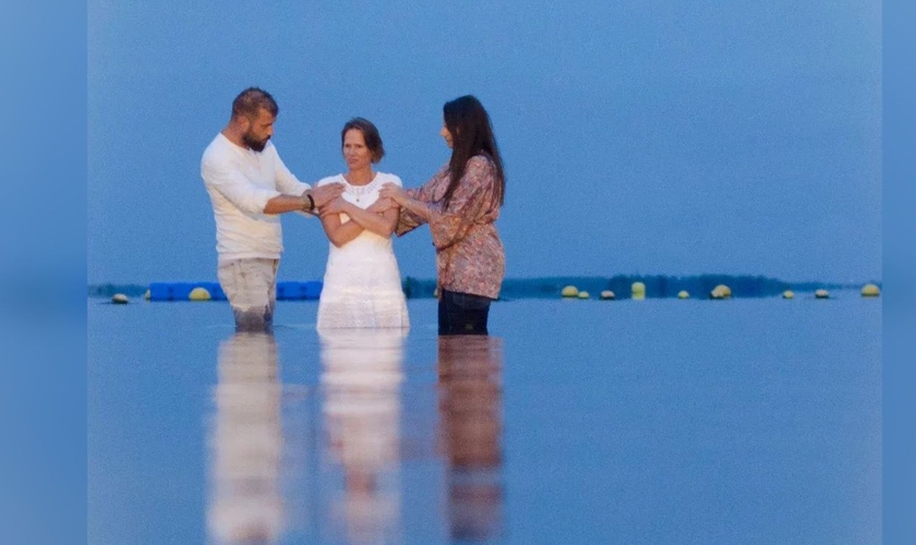 Mereke foi batizada conforme Deus revelou em seu sonho. (Foto: Instagram/Mereke Waleboer)