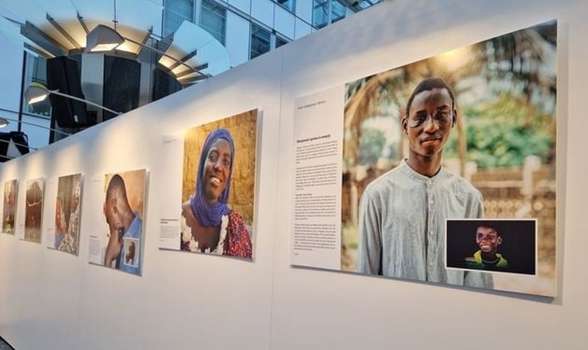 A exposição mostra dezenas de fotos de vítimas da perseguição cristã. (Foto: X/Jaruissen)