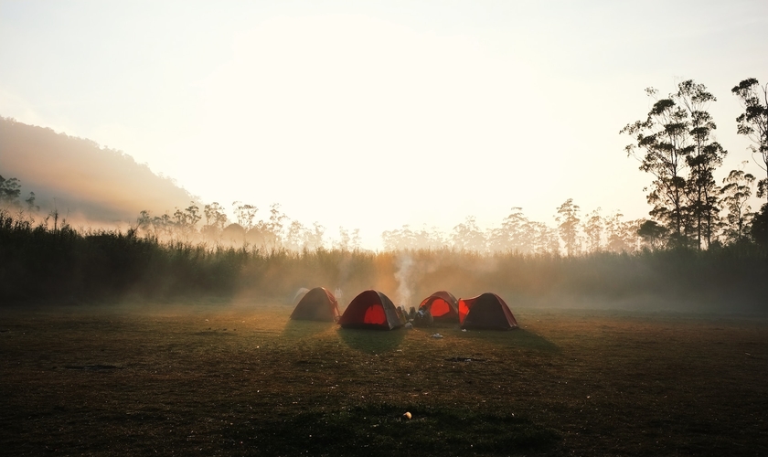 Acampamento de verão. (Foto: Ilustrativa/Unsplash/Kilarov Zaneit)