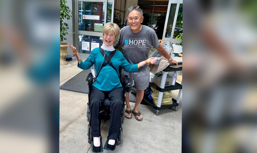 Joni e seu esposo na saída do hospital. (Foto: Facebook/Joni Eareckson Tada)