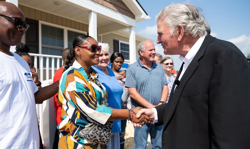 Franklin Graham comprimenta os proprietários nos EUA. (Foto: Reprodução/BGAE)