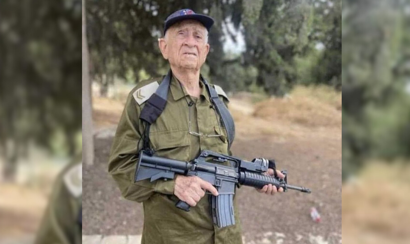 Ezra Yachin posa com seu uniforme militar. (Foto: Jewish Breaking News)