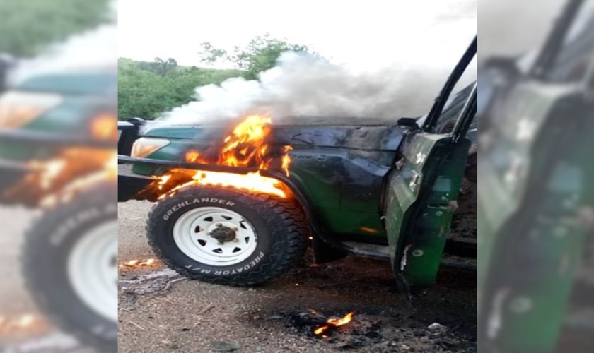 Carro do guia turístico cristão Eric Alyai incendiado após ele ser morto junto com dois turistas em Uganda. (Foto: Força Policial de Uganda X)