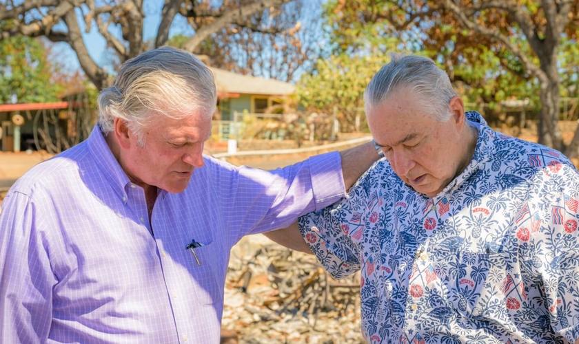 Franklin Graham orando pelo pastor Arza Brown. (Foto: Reprodução/Billy Graham Evangelistic Association)