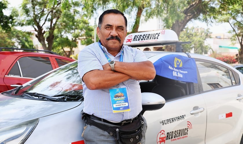 Leyder Jiménez está compartilhando o Evangelho com seus passageiros. (Foto: Dany Chilón/ANoP).