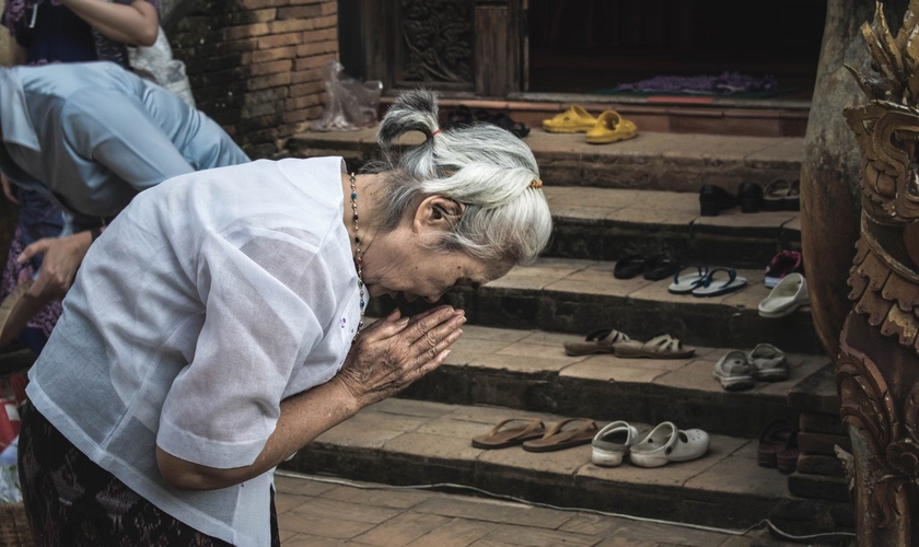 Momento de oração. (Foto representativa: Unsplash/Pablo Rebolledo)