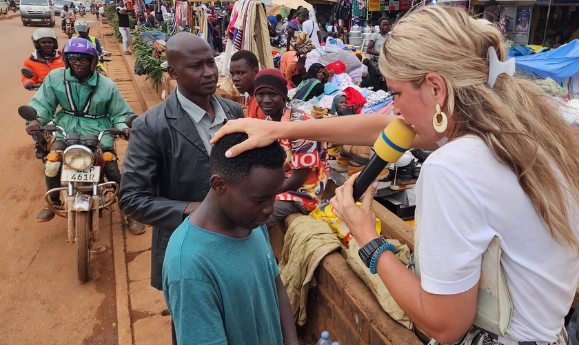 Evangelista ora por pessoas nas ruas de Uganda. (Foto: Facebook/Michael Job)