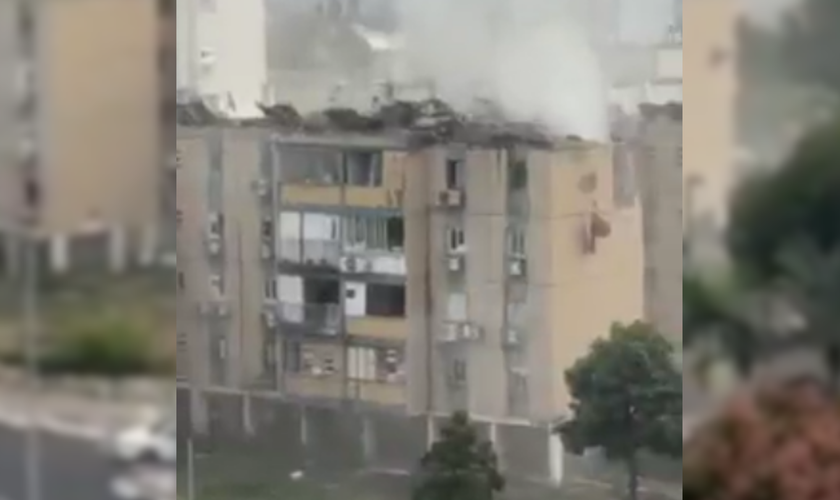 Foguete lançado pelo Hamas atinge prédio residencial em Tel Aviv. (Captura de tela/X/N12)