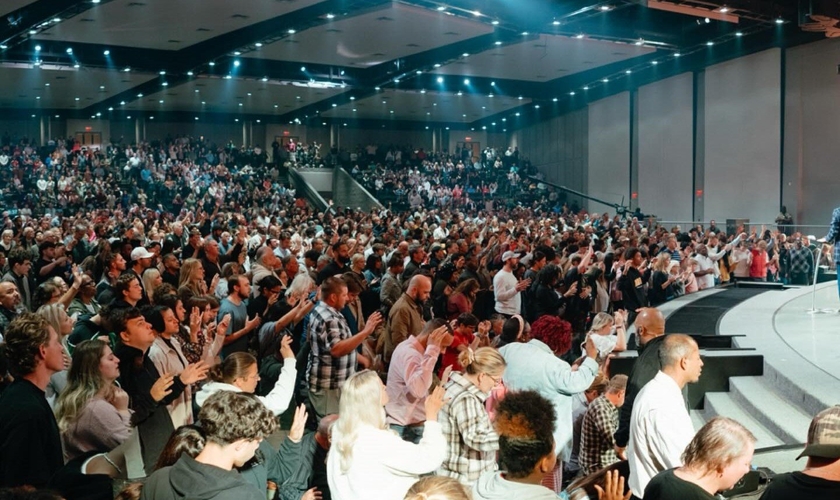 Pessoas lotam a Igreja Free Chapel em culto initerrupto. (Foto: Facebook Free Chapel)