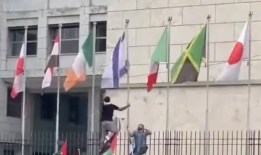 Momento em que um manifestante pró-Hamas arranca a bandeira de Israel. (Captura de tela: Vídeo Instagram Jewish Breaking News)