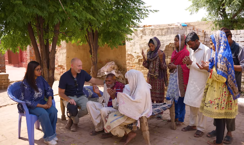 A família de Azeeb foi libertada da escravidão. (Foto: Reprodução/YouTube/Global Christian Relief).