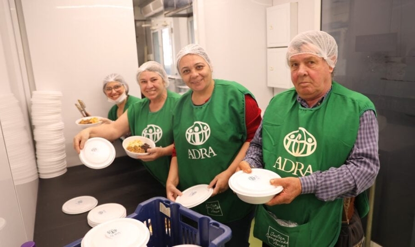 Marmitas são fornecidas à população. (Foto: Notícias Adventistas/Jaime Costa).