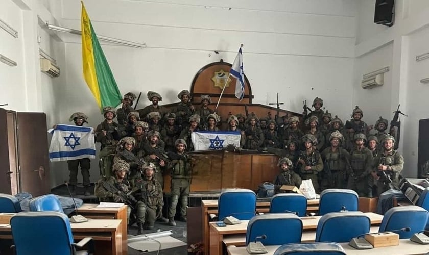 Soldados das Forças de Israel fotografados no prédio do parlamento do Hamas: (Foto: Instagram/Jewish Breaking News)