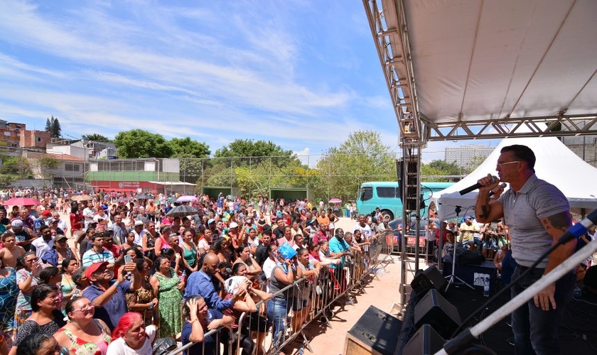 O Ministério Johan Toet promoveu cultos ao ar livre em Cotia. (Foto: Johan Toet Ministries/Revive).