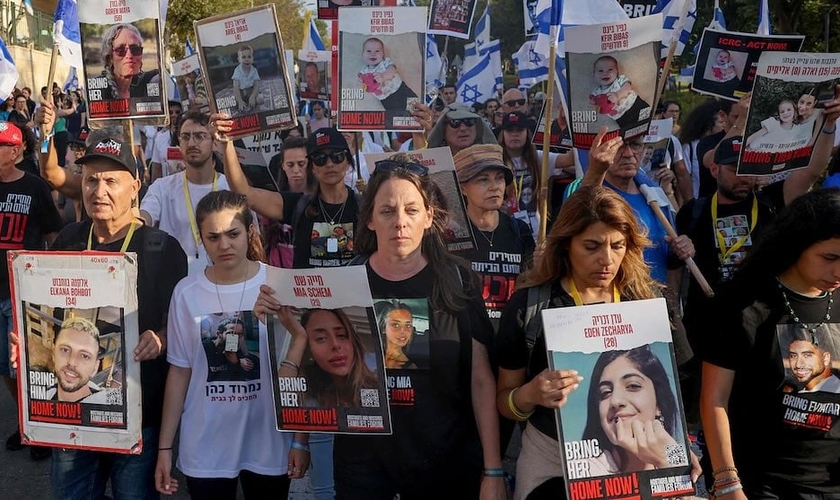 Protestos pedem libertação de reféns pelo Hamas. (Captura de tela/Jewish Breaking News)