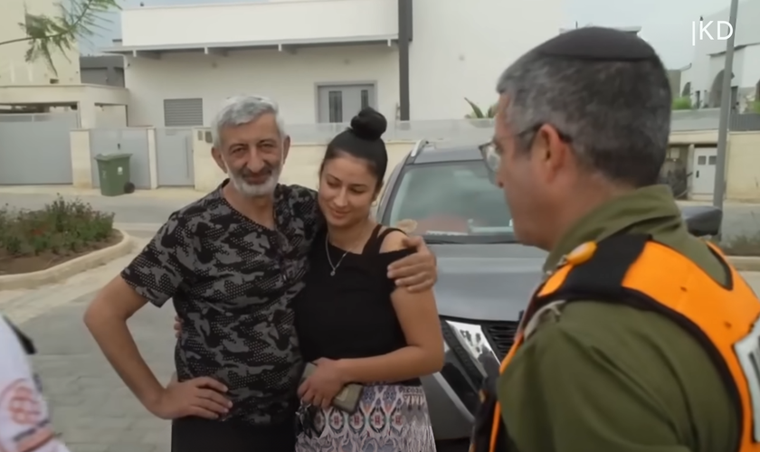 Victor Rakhmilov e sua filha, salva pelo pai enquanto terroristas dominavam Ofakim. (Captura de tela/YouTube/All Israel News)