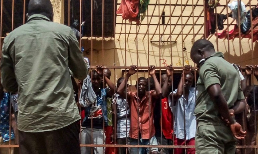 O Espírito Santo tocou o coração dos presos. (Foto: Cortesia/Christian Aid Mission)